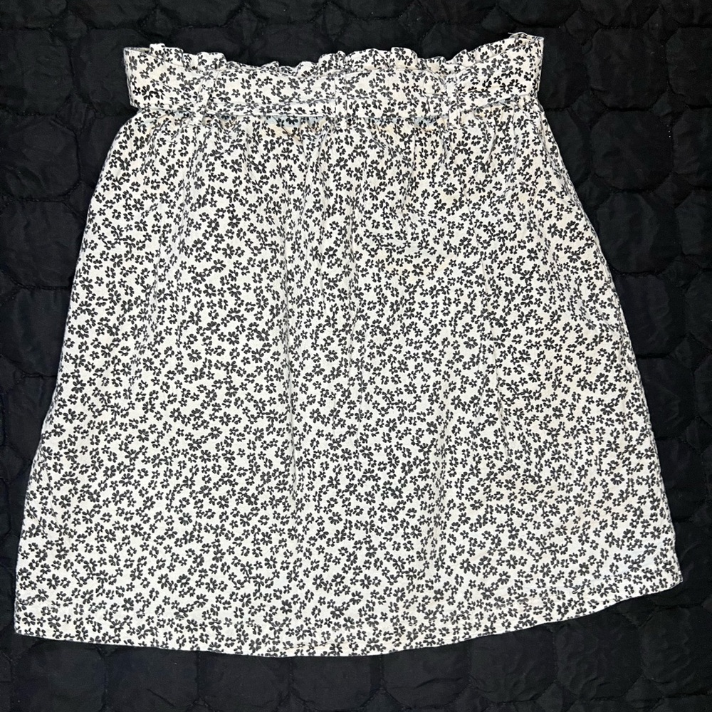 White & Black Floral A-Line Skirt – Size M | Casual Style - Picture 8 of 10